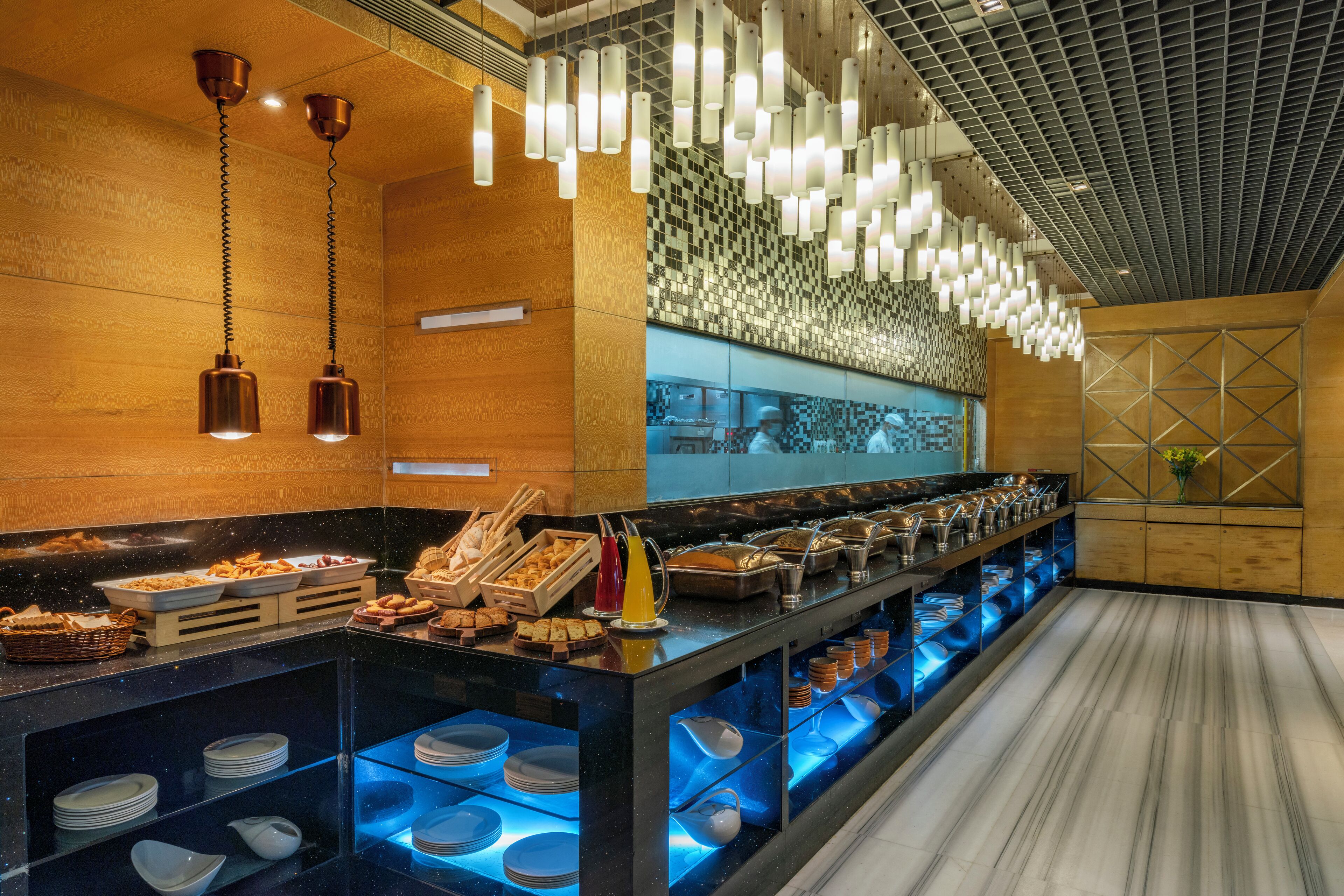 2 间餐厅，供应早餐、午餐和晚餐，国际美食