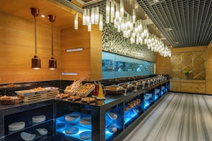 2 restaurants, breakfast, lunch, dinner served; international cuisine