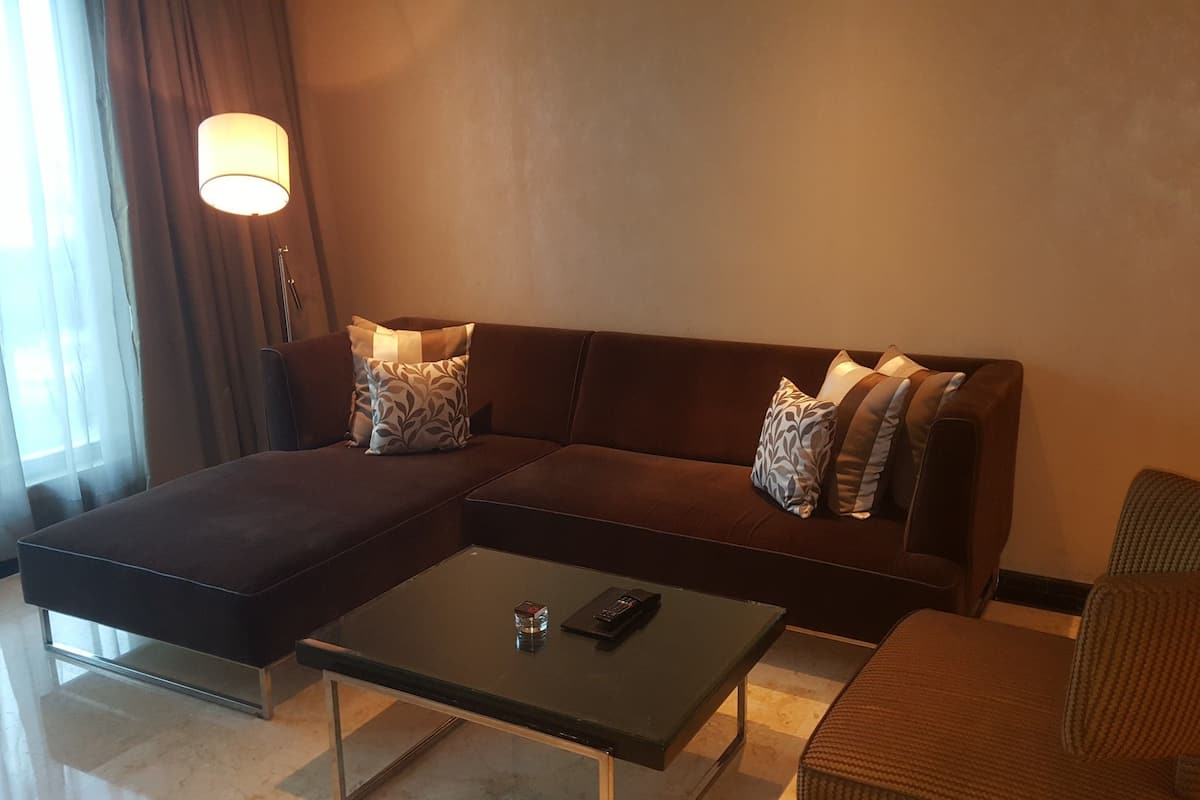 deluxe suite | minibar, in-room safe, desk, laptop workspace