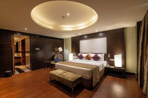 Suite (Vivanta) | Minibar, in-room safe, desk, laptop workspace