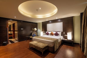 Suite (Vivanta) | Minibar, Zimmersafe, Schreibtisch, laptopgeeigneter Arbeitsplatz