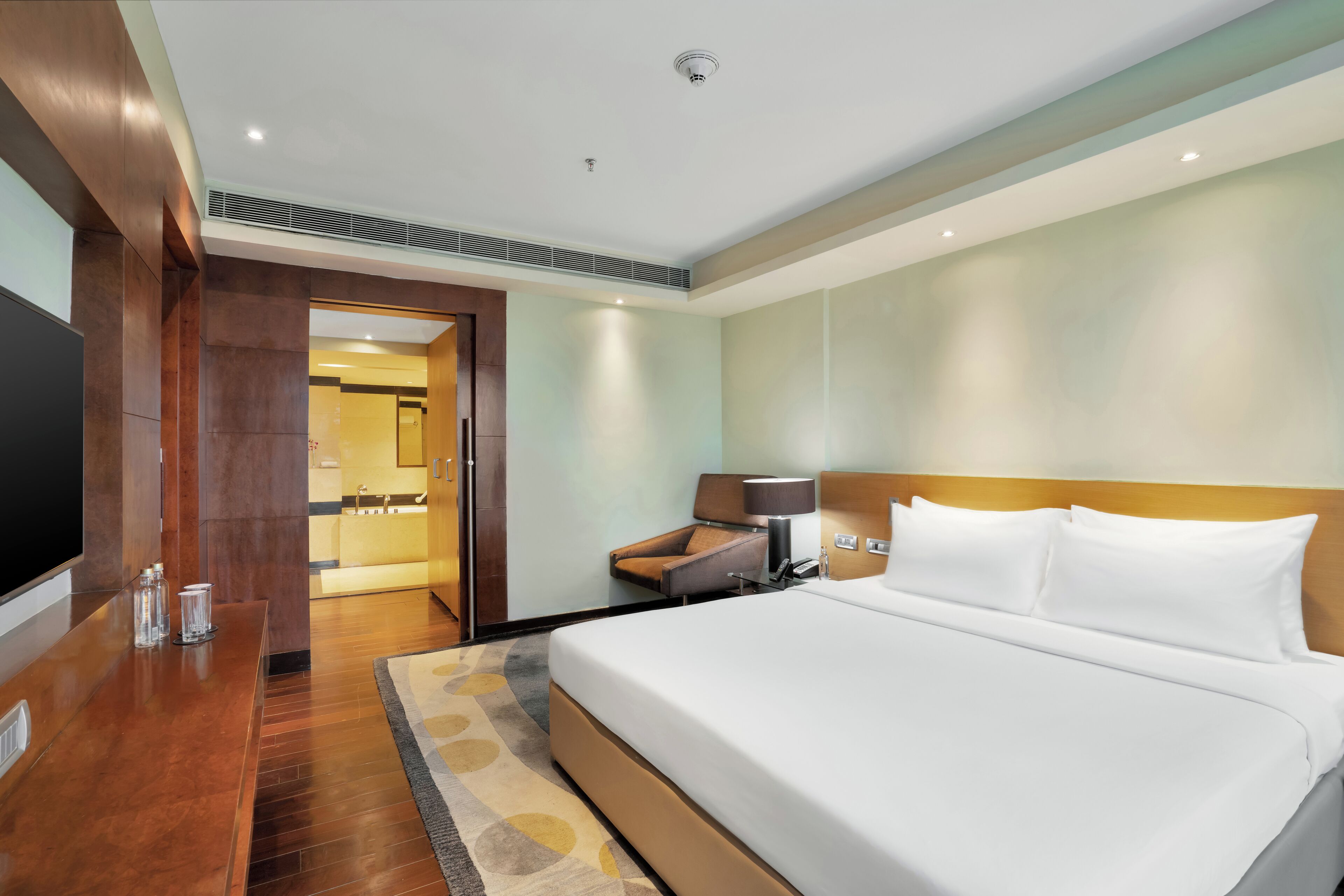 deluxe suite | minibar, in-room safe, desk, laptop workspace