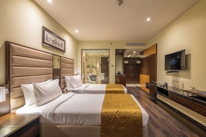 Deluxe Room, 1 Twin Bed | Minibar, in-room safe, desk, laptop workspace