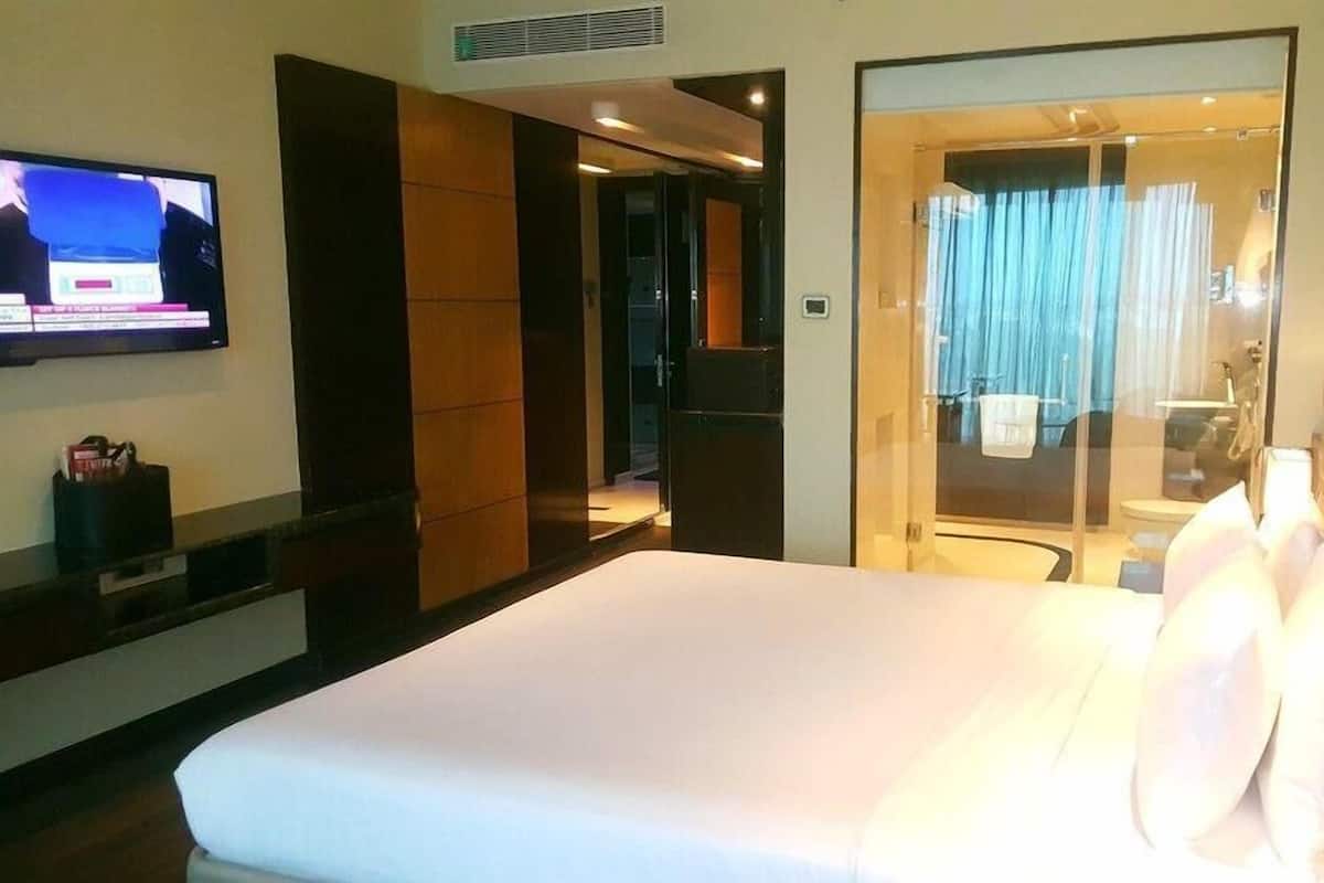 Minibar, caja fuerte, escritorio y espacio para trabajar con un portátil
