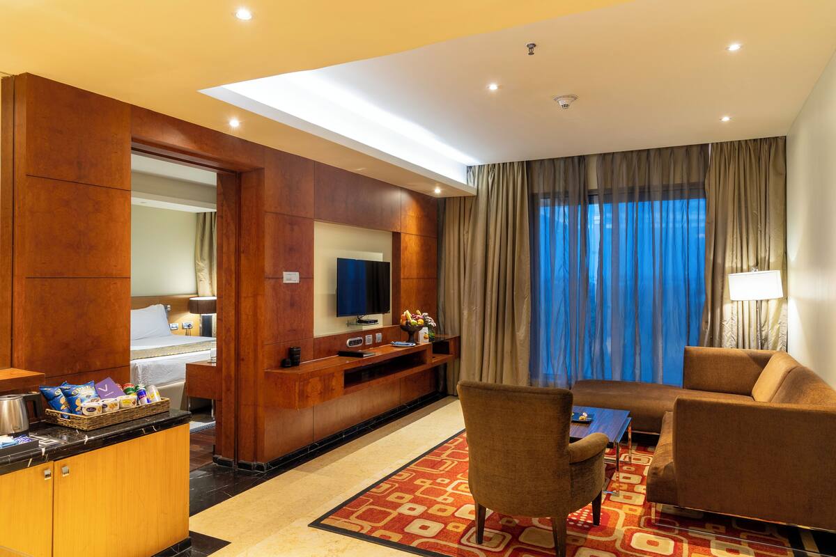 Suite Deluxe | Minibar, caja fuerte, escritorio y espacio para trabajar con un portátil