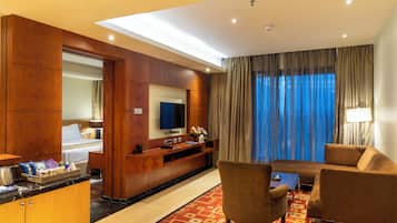 Deluxe Suite | Minibar, in-room safe, desk, laptop workspace
