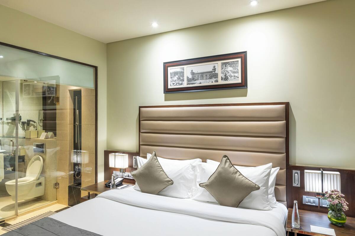 Habitación Deluxe, 1 cama de matrimonio grande | Minibar, caja fuerte, escritorio y espacio para trabajar con un portátil