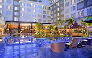 Una piscina al aire libre