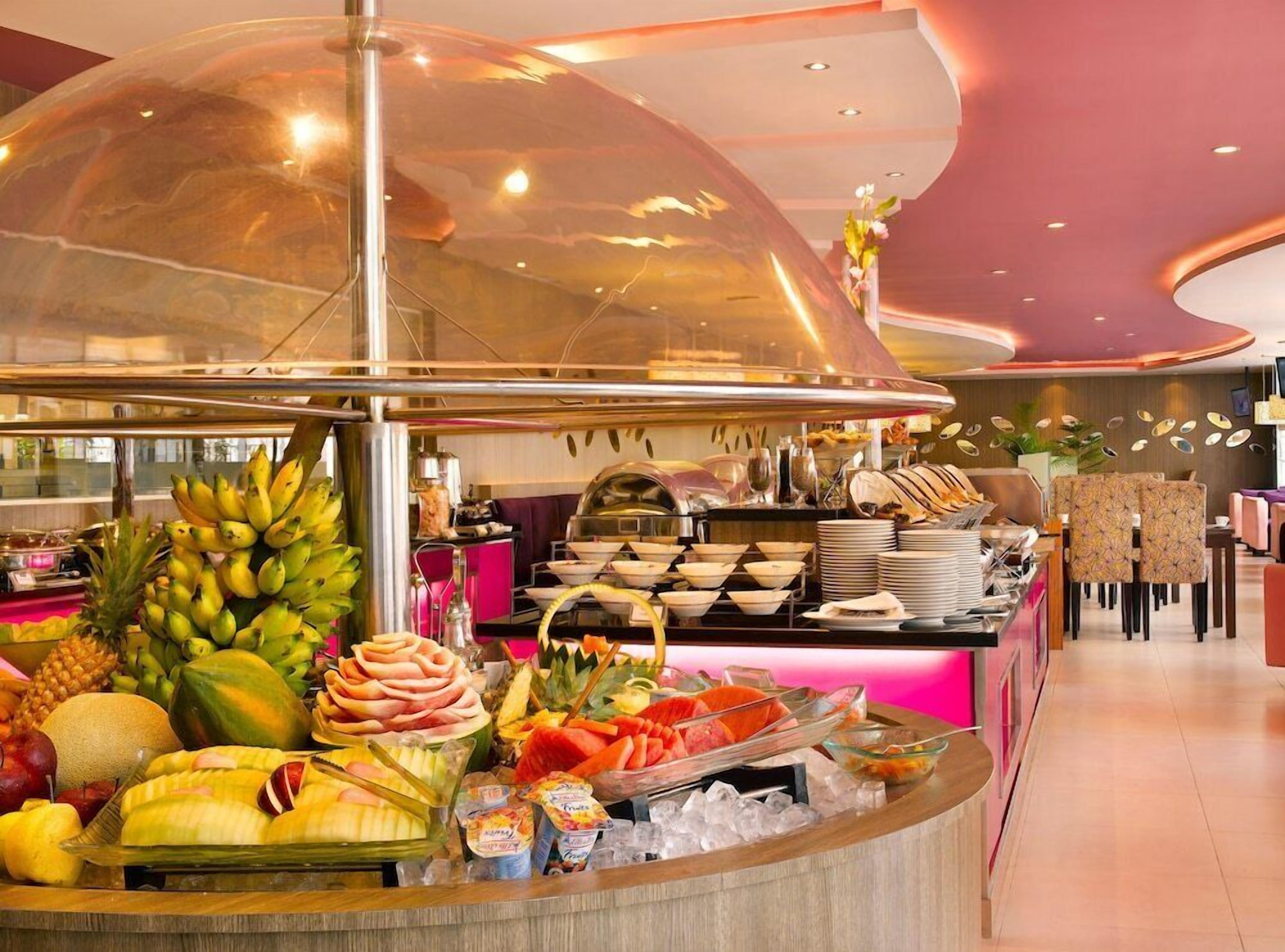 Phục vụ bữa sáng, bữa trưa và bữa tối 