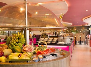 供应早餐、午餐和晚餐