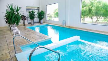 Piscina a l'aire lliure de temporada i para-sols