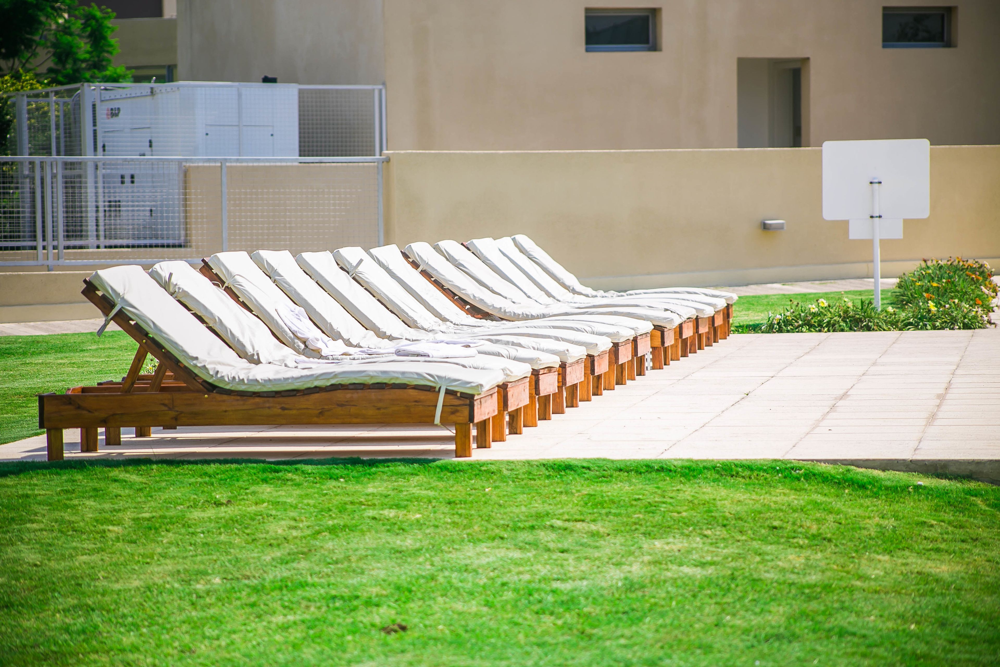 室內游泳池和季節性室外游泳池，提供泳池遮陽傘