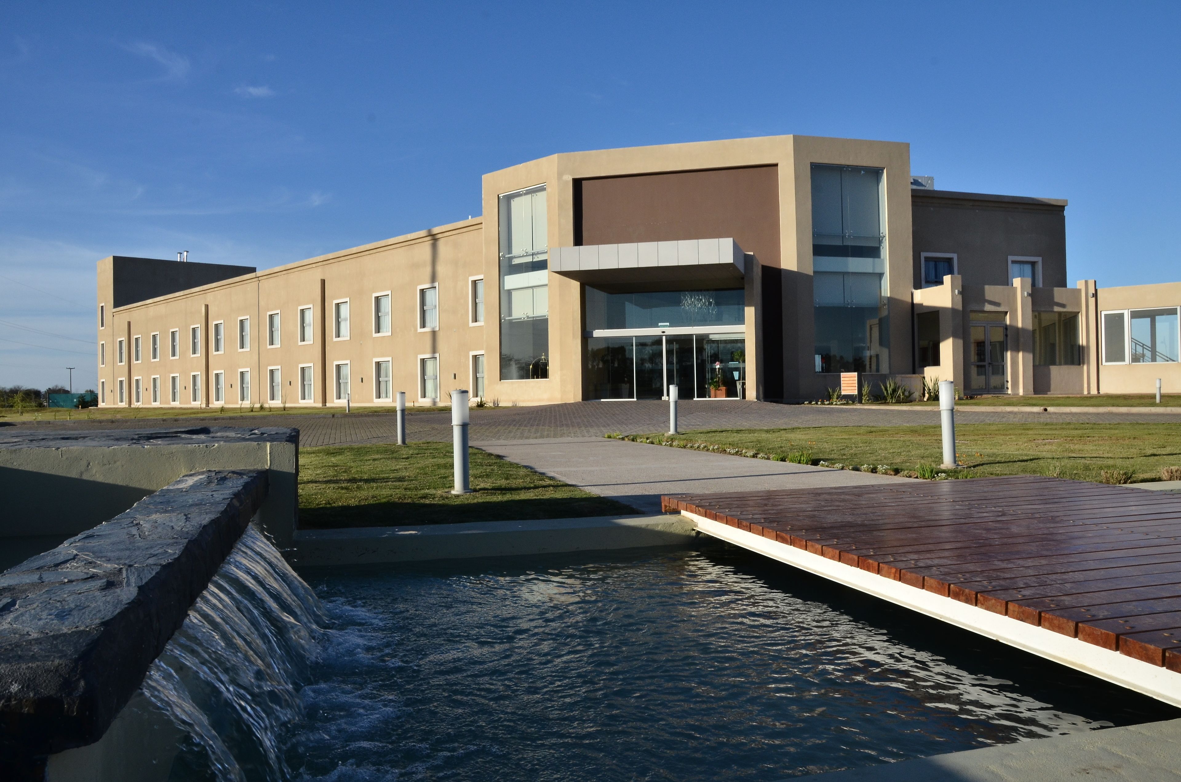 Vista frontal de la propiedad