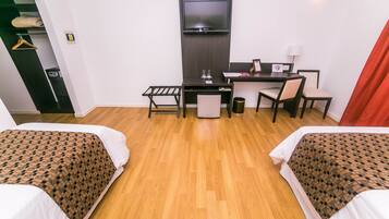 Cubrecamas, minibar, caja de seguridad en la habitación y escritorio