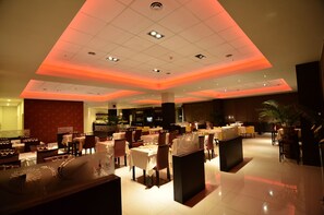 Frühstück, Mittagessen, regionale Küche, Blick auf den Garten 