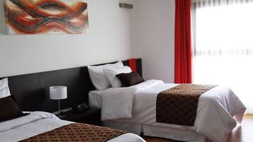 Cubrecamas, minibar, caja de seguridad en la habitación y escritorio