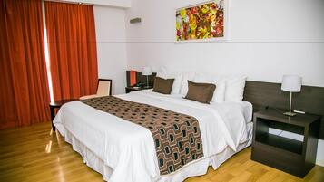 Cubrecamas, minibar, caja de seguridad en la habitación y escritorio