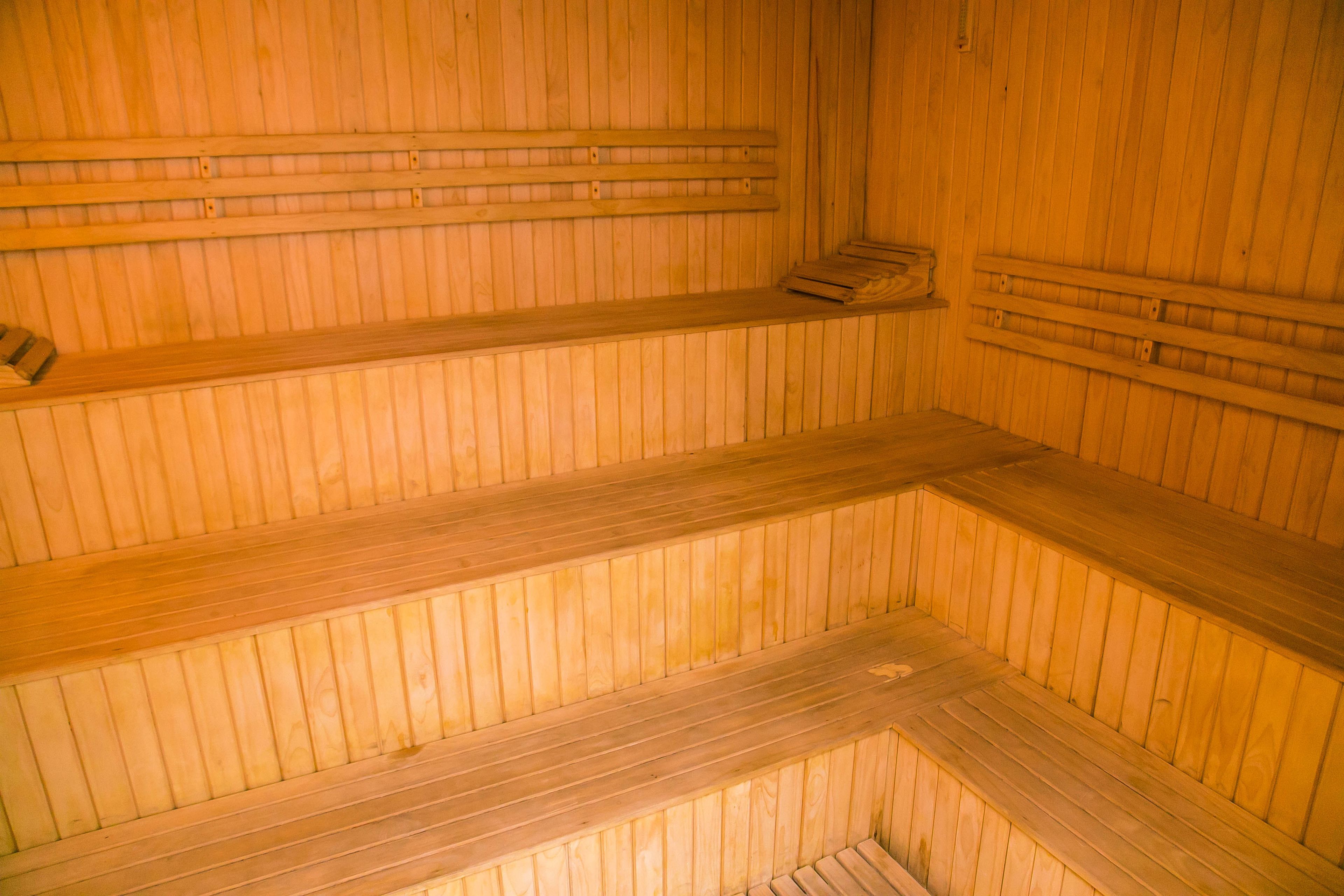 Un sauna avec des bancs en bois.