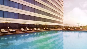 Utomhuspool, öppet 06.00 till 20.00, parasoller och solstolar