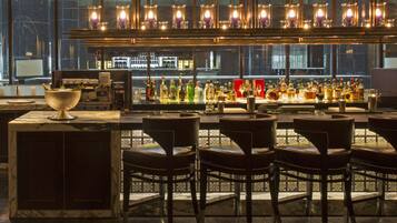 2 bars/lounges