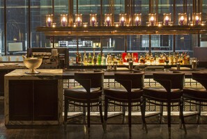 2 Bars/Lounges