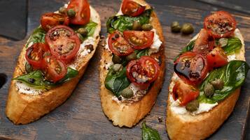 Tres bruschettas sobre una tabla de madera.