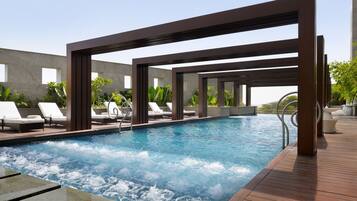 Una piscina al aire libre, cabañas de piscina gratuitas, sombrillas