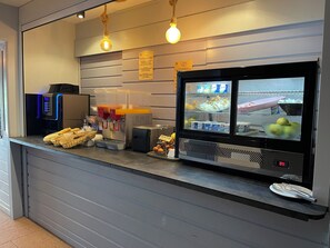 Tägliches Frühstücksbuffet (14 EUR pro Person)