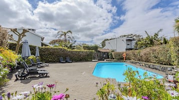 Outdoor pool, pool umbrellas, sun loungers