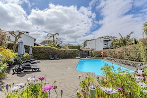 Piscina externa, guarda-sóis, espreguiçadeiras