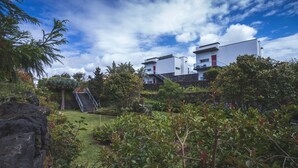 Ein modernes Gebäude mit einer roten Tür und einer Treppe, die zu einem Balkon führt.