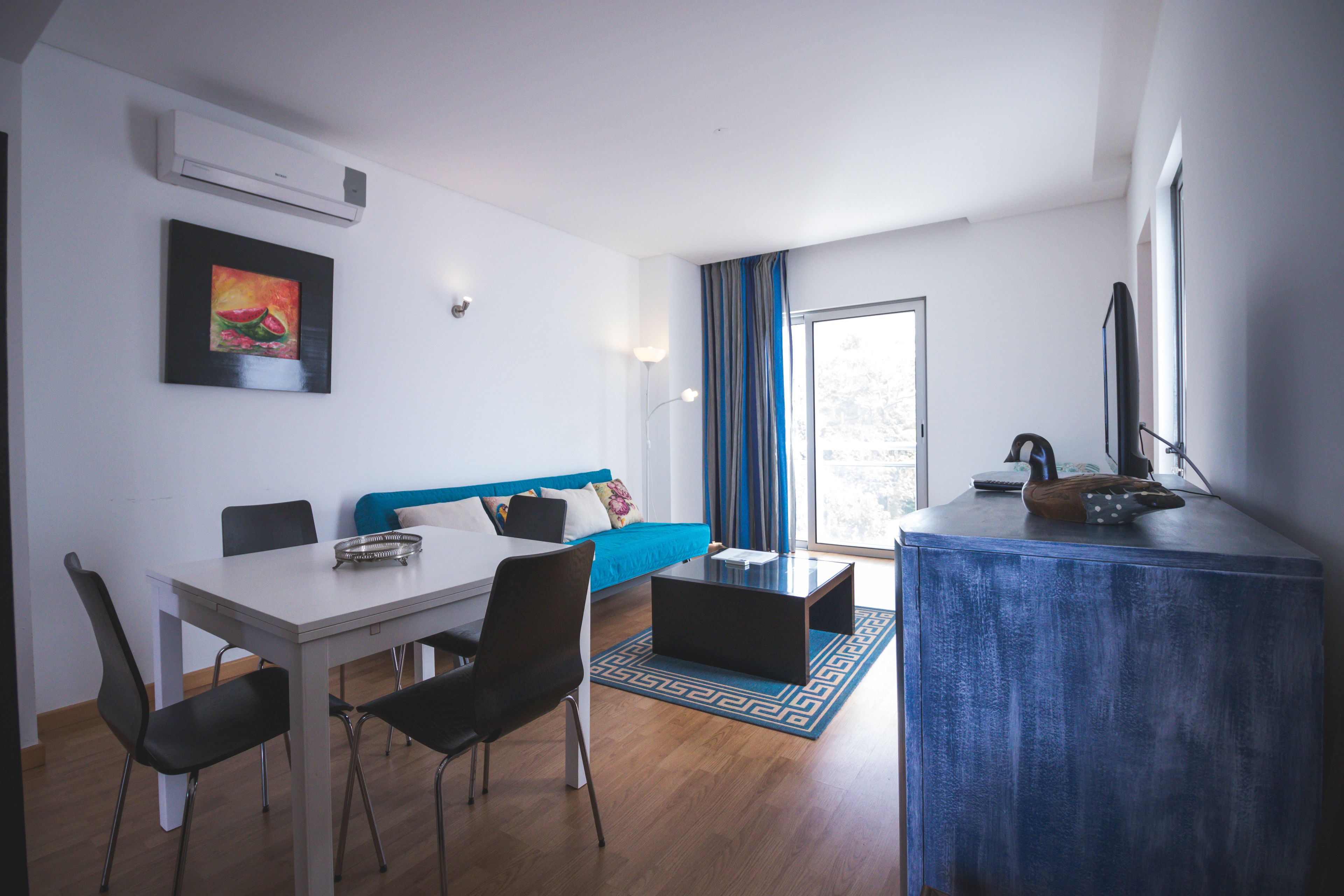 Appartement, 2 slaapkamers | Woonkamer | Een 15-inch televisie met kabelzenders