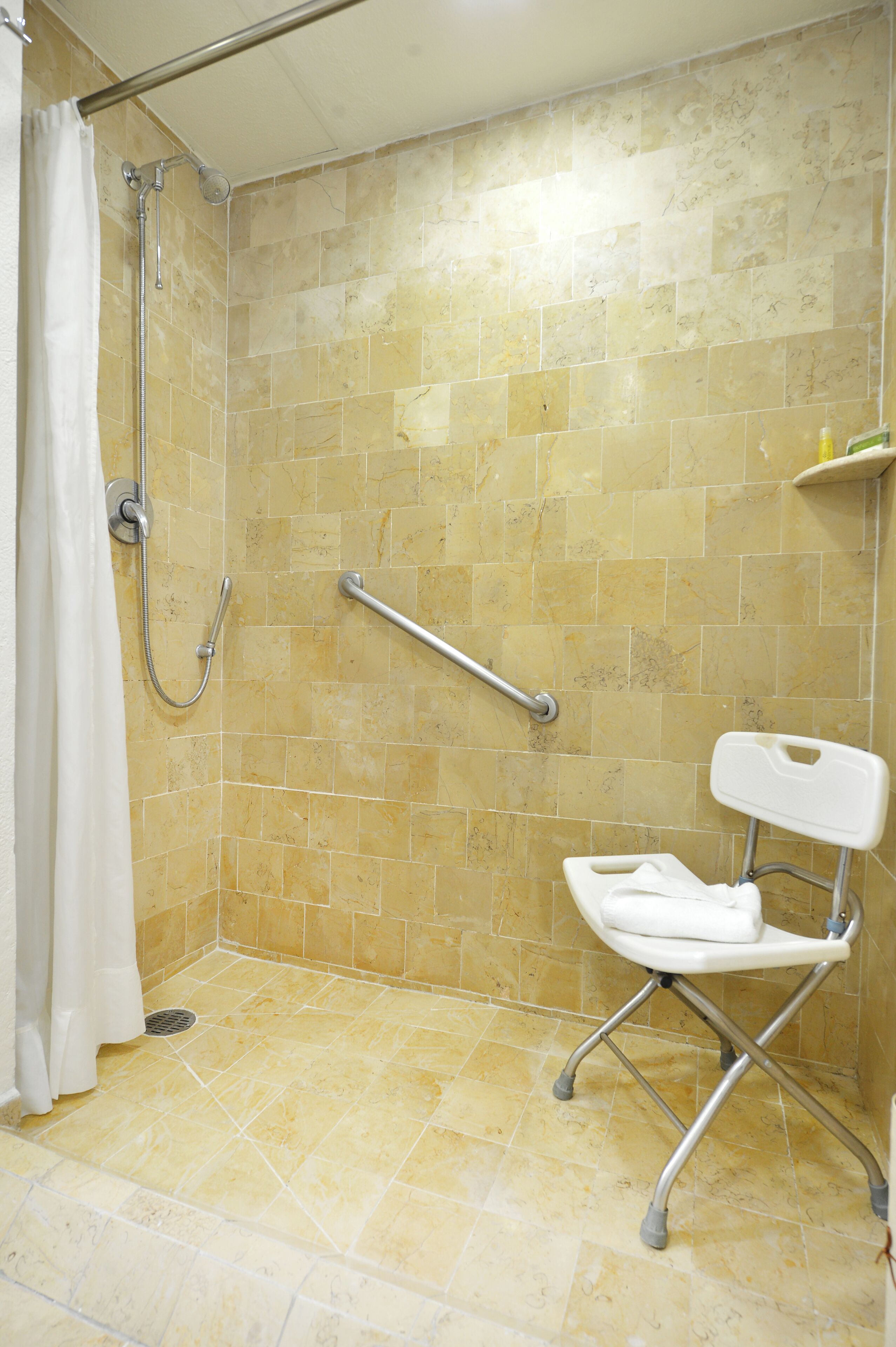 habitacion estandar king discapacitados | bathroom | hair dryer, towels, soap, shampoo