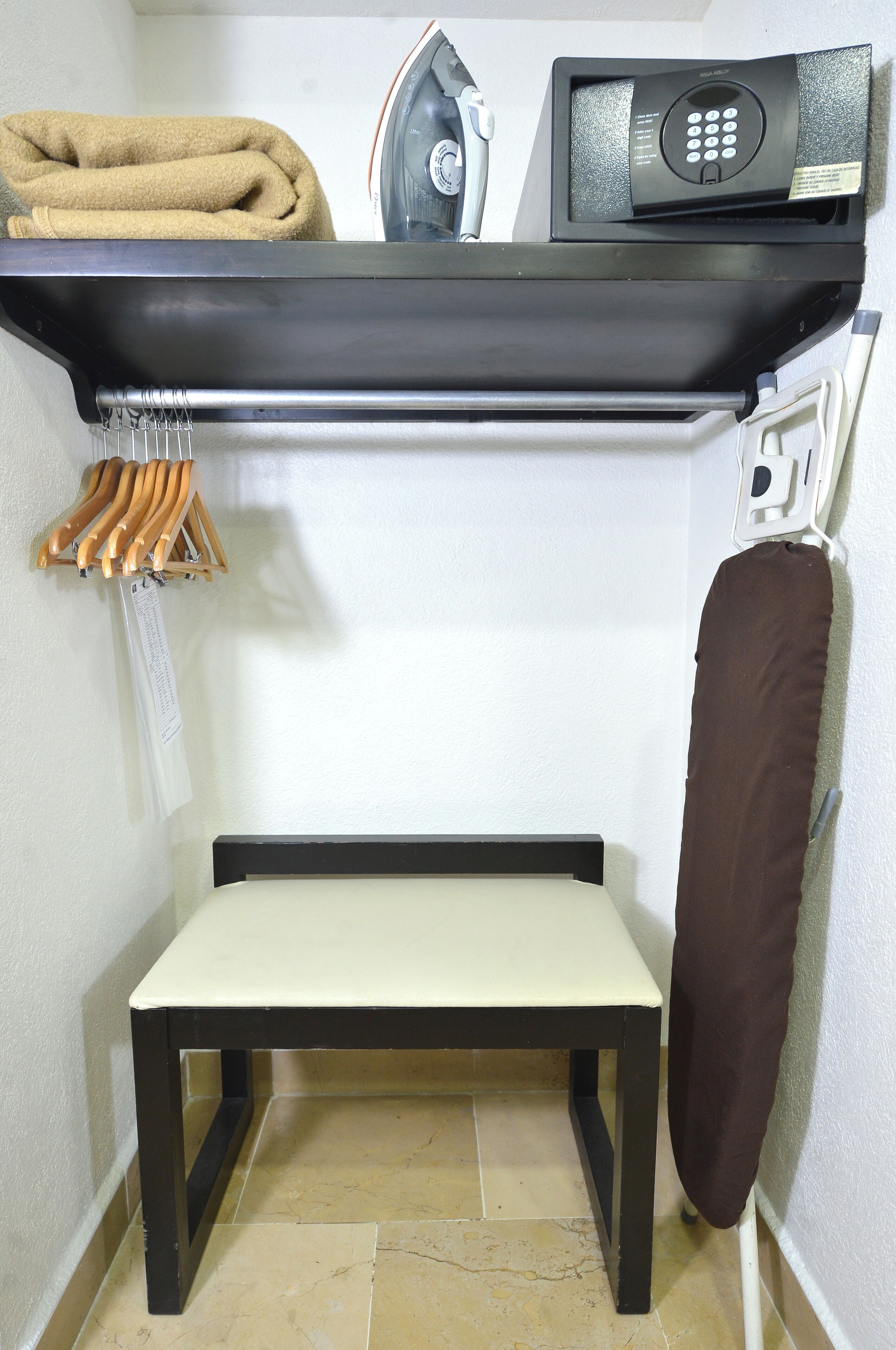 habitacion estandar king discapacitados | bathroom | hair dryer, towels, soap, shampoo