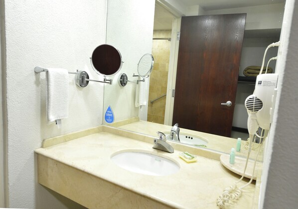 A bathroom with a sink, two mirrors, a towel rack, and a hairdryer. - HB Xalapa (Xalapa)