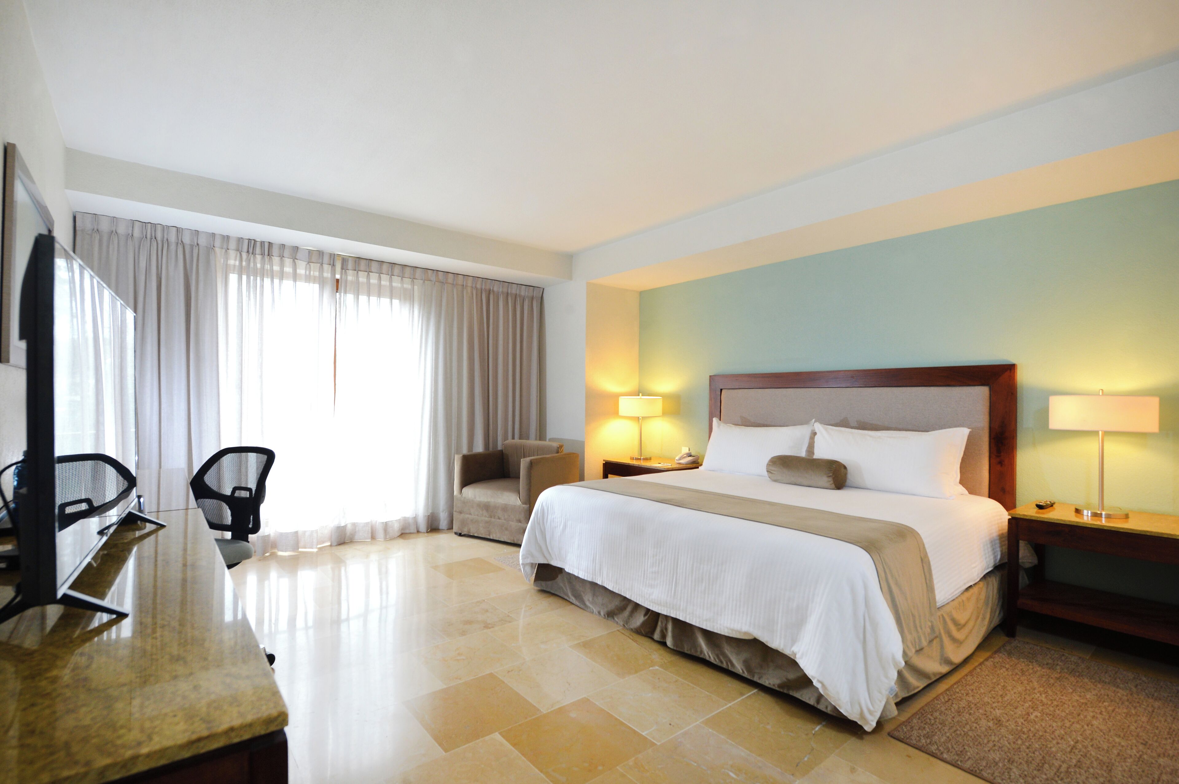 habitacion estandar king discapacitados | in-room safe, desk, laptop workspace, iron/ironing board