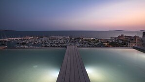 A marina with boats and a wooden deck leading to a pool. - Hotel Las Arenas (Palma de Mallorca)