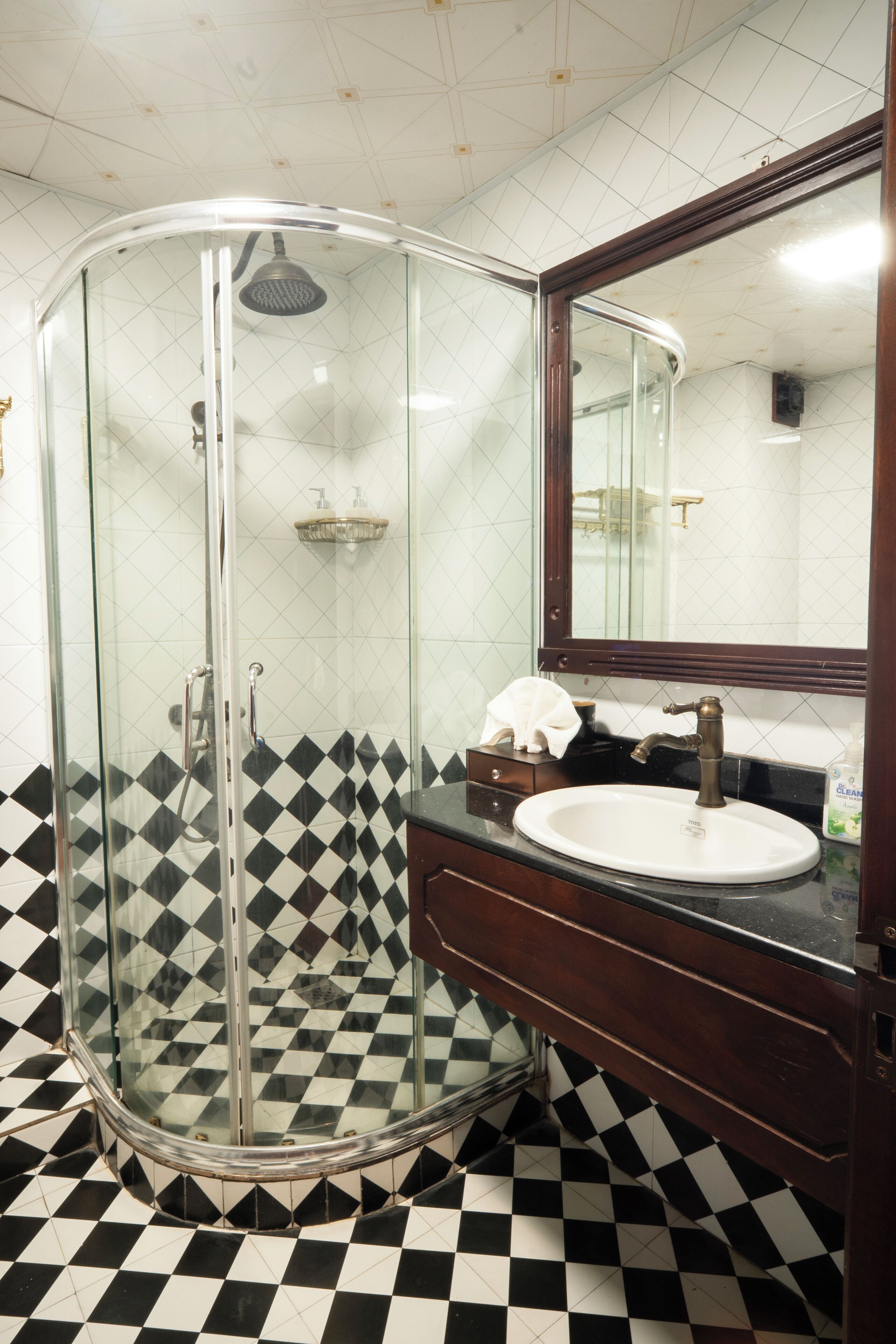 deluxe triple room | bathroom | shower, rainfall showerhead, free toiletries, hair dryer