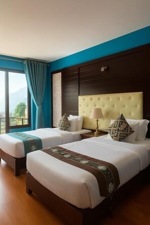 Rom – deluxe, 2 enkeltsenger | Safe på rommet, skrivebord, blendingsgardiner og strykejern/-brett