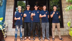 Un grupo de personas de pie frente a un edificio con un letrero que dice "St. Vincent's Vietnam".