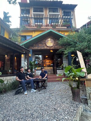 Petit déjeuner, déjeuner et dîner servis sur place
