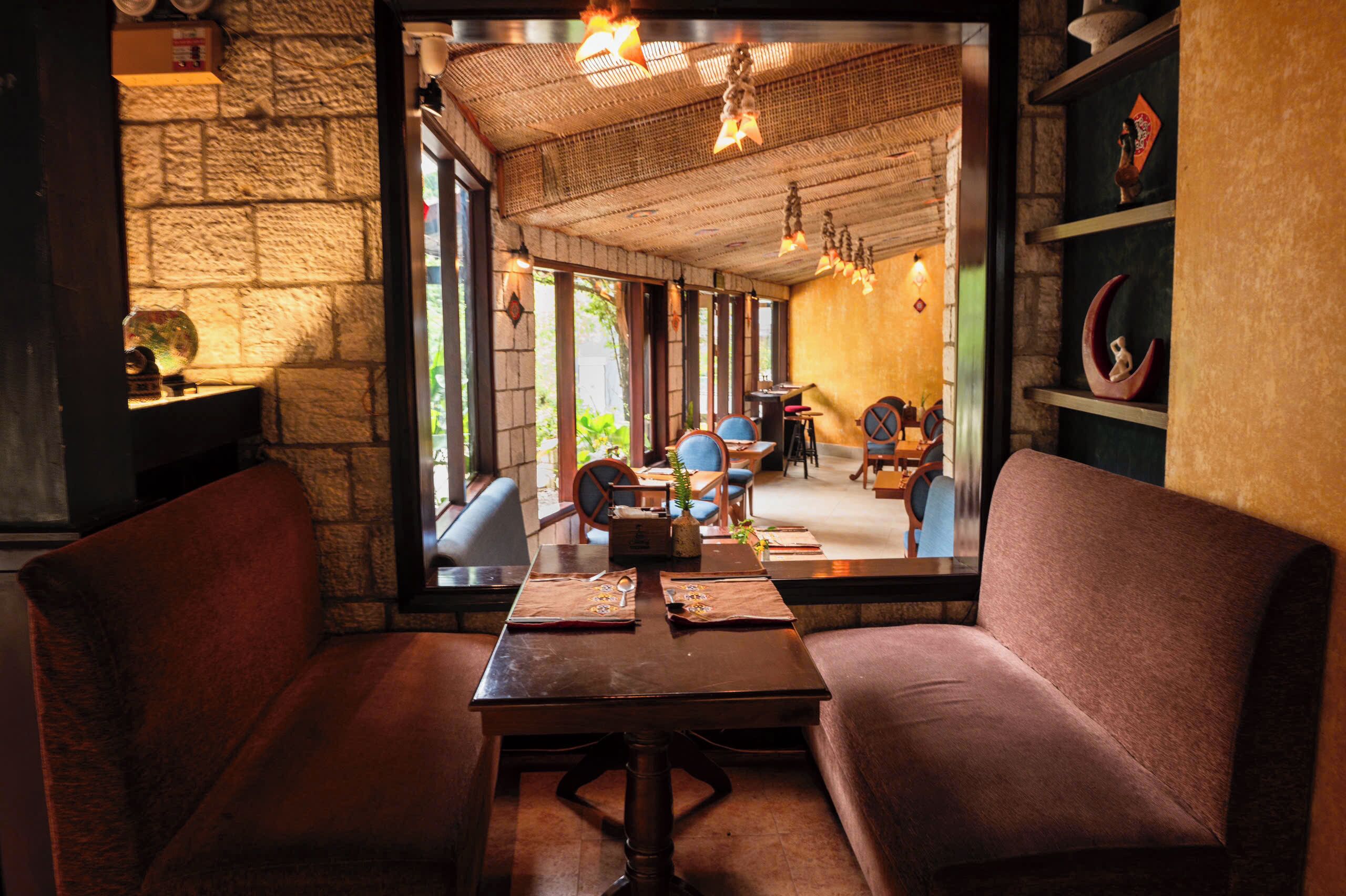 Serveert ontbijt, lunch en diner