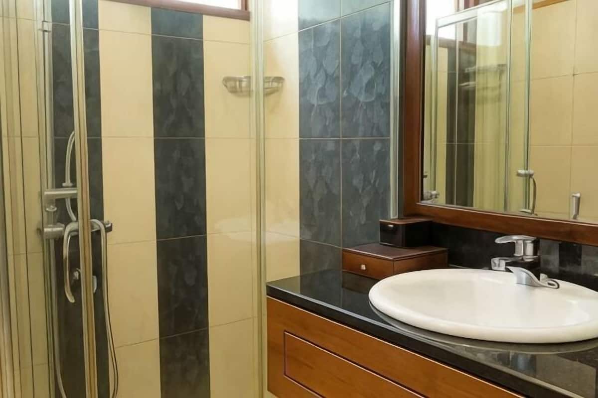 Badezimmer | Dusche, Regendusche, kostenlose Toilettenartikel, Haartrockner