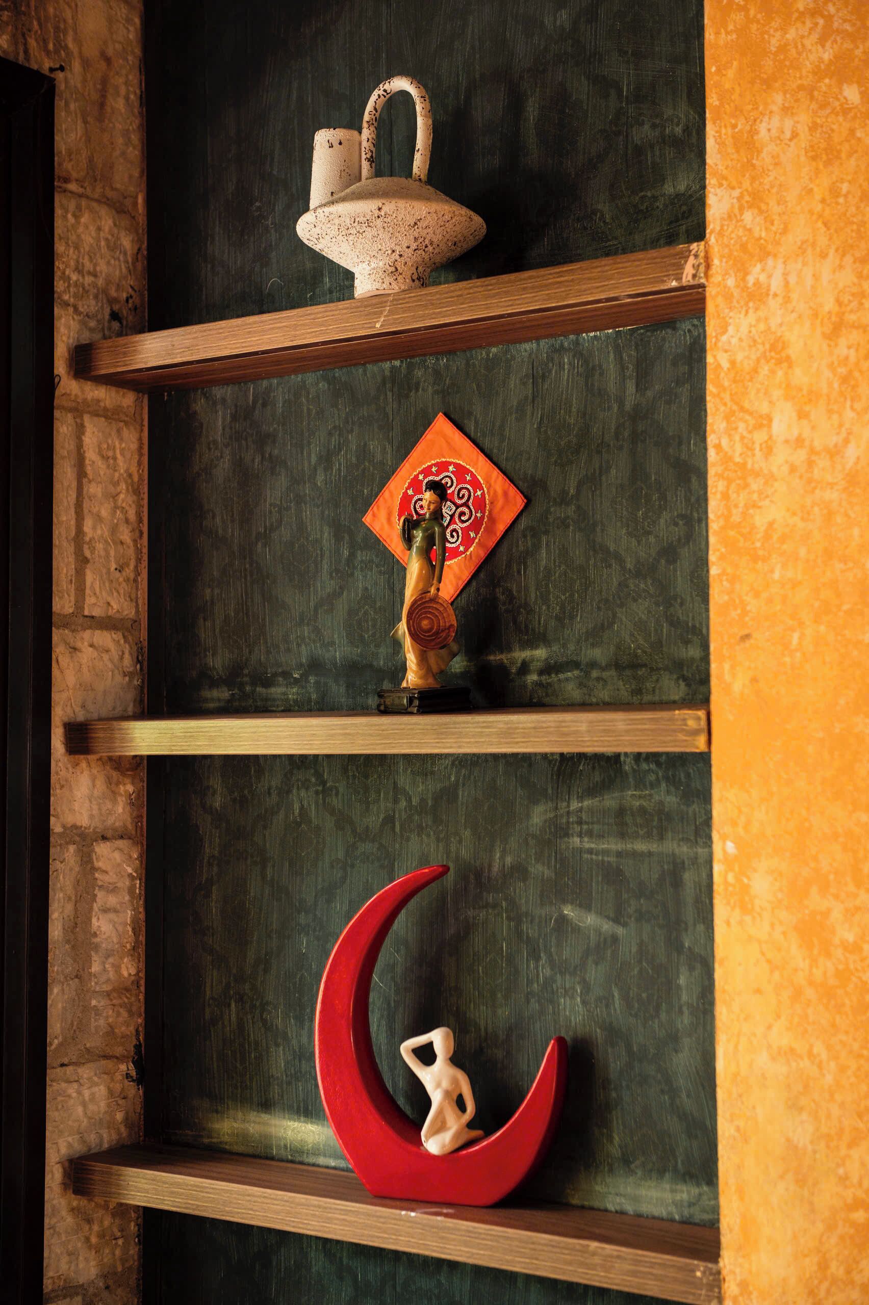 breakfast, lunch and dinner served