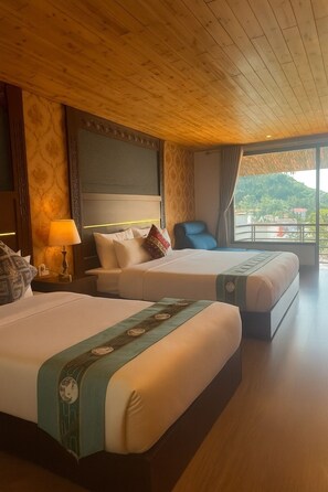 Deluxe driepersoonskamer, uitzicht op bergen | Een kluis op de kamer, een bureau, verduisterende gordijnen
