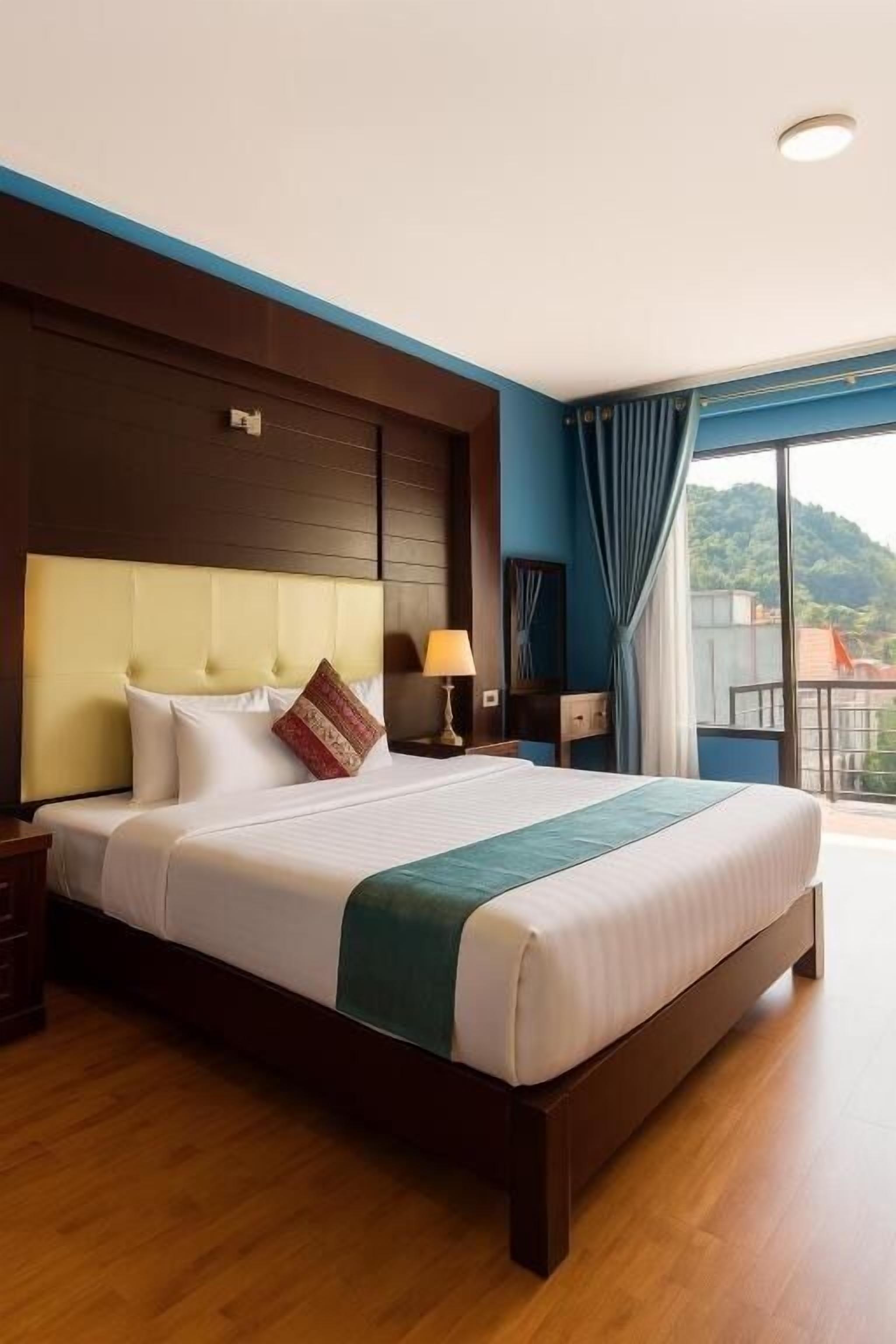 deluxe double room | in-room safe, desk, blackout curtains, iron/ironing board