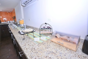 Daily continental breakfast for a fee - Metro Hotel Panama (Panama City)