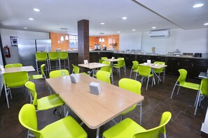Petit déjeuner continental servi tous les jours en supplément