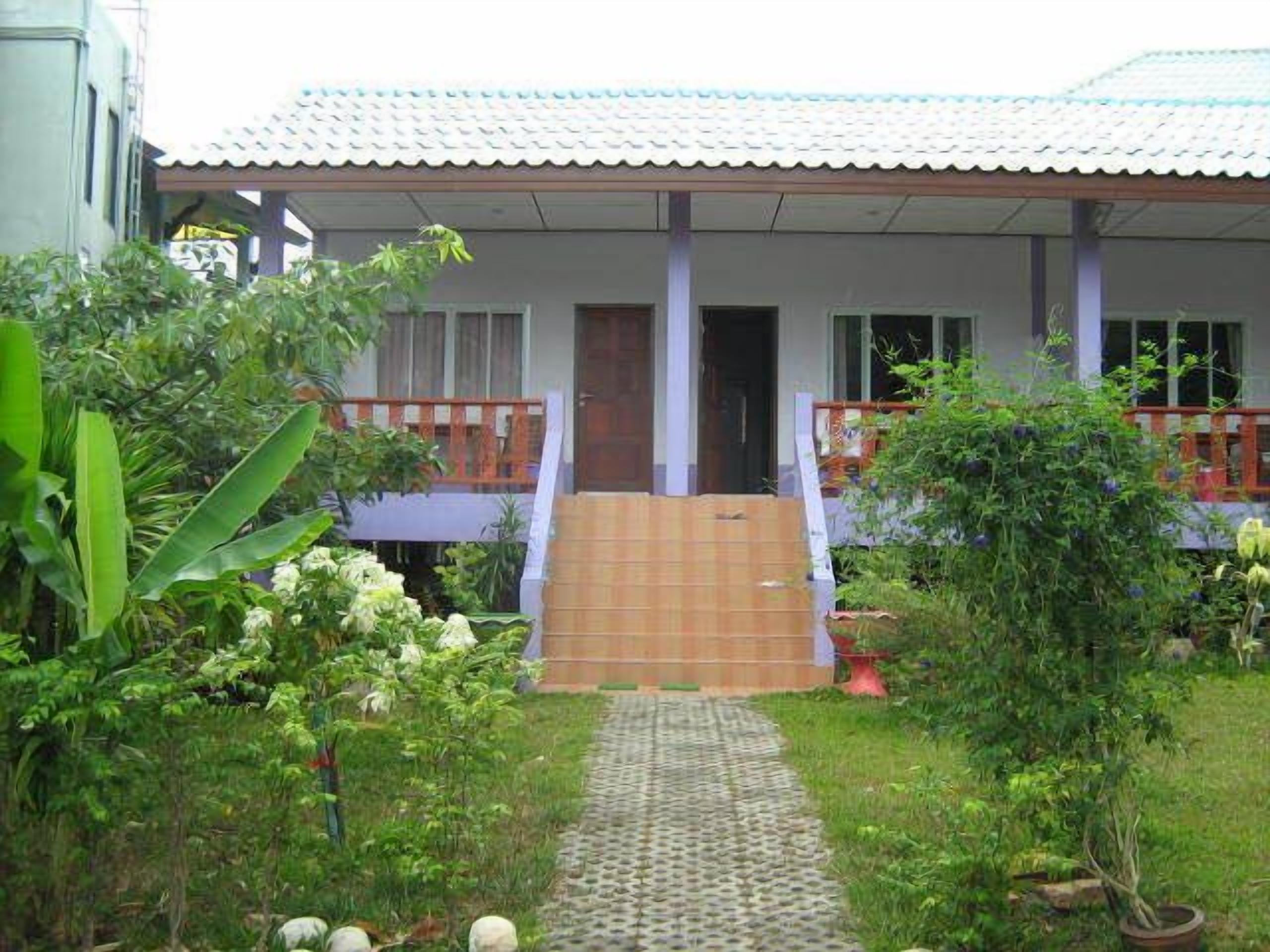bungalow with kitchen | in-room safe, desk, blackout curtains, free wifi
