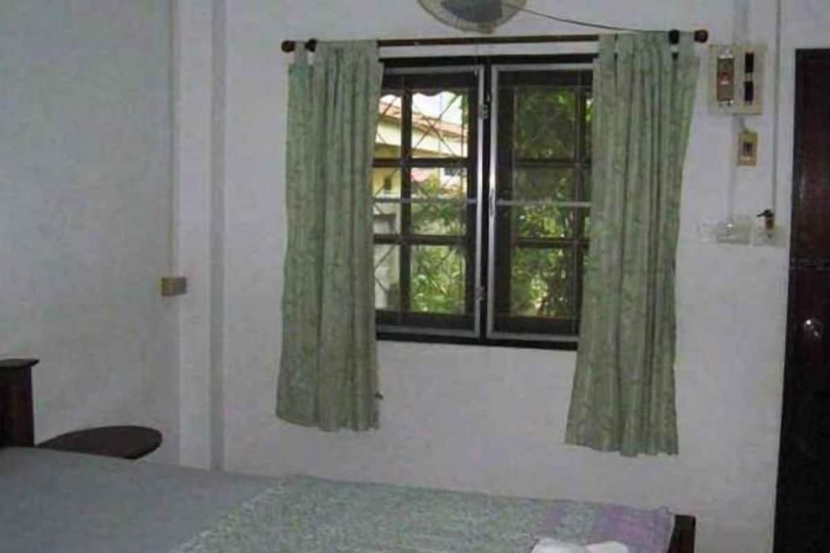 Caja de seguridad en la habitación, escritorio y cortinas blackout